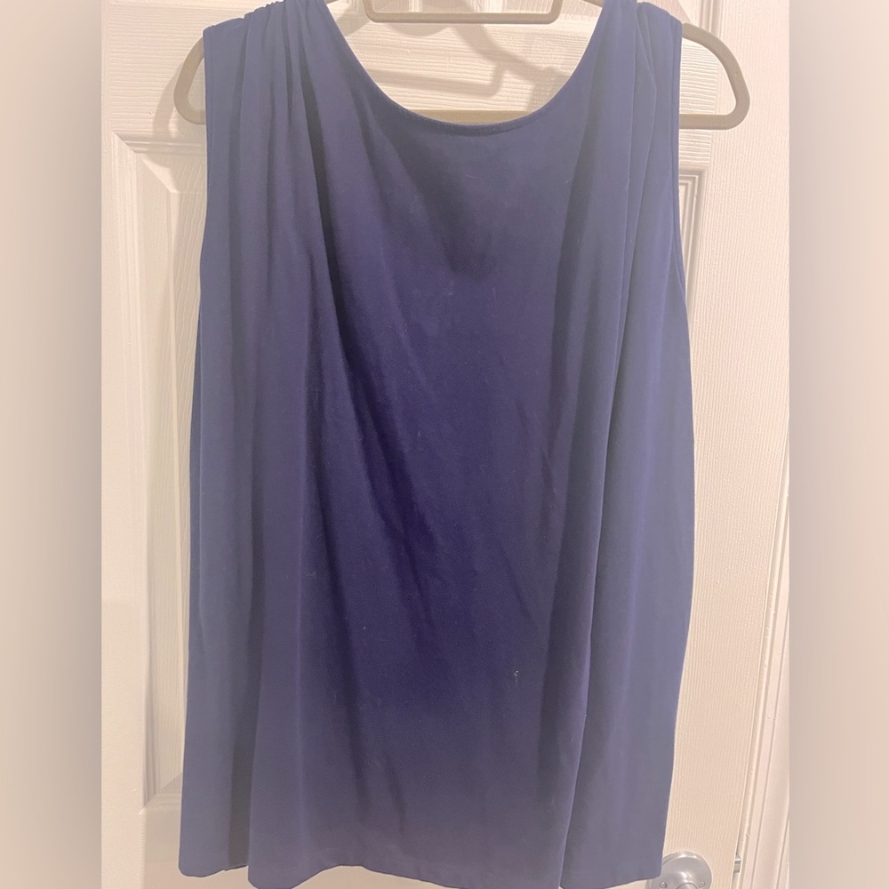 Gorgeous sleeveless jersey top with peekaboo back